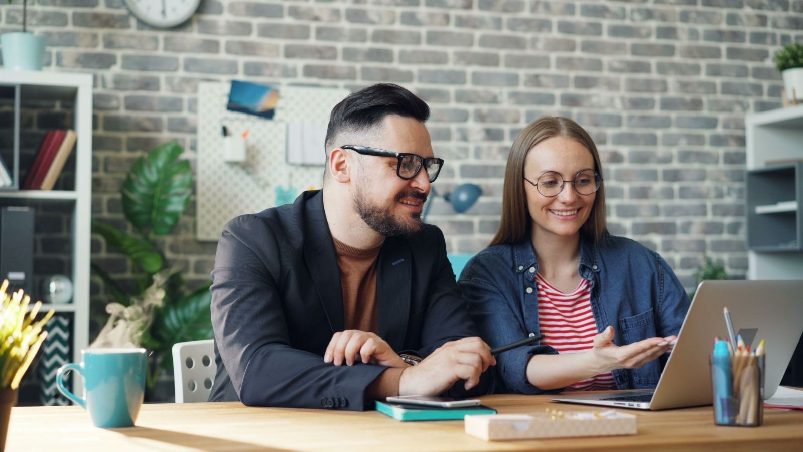 It Feels Like Praise Until It’s Too Late: Employee Exposes How Narc Bosses Trap You in Their Web Coworkers looking at a laptop