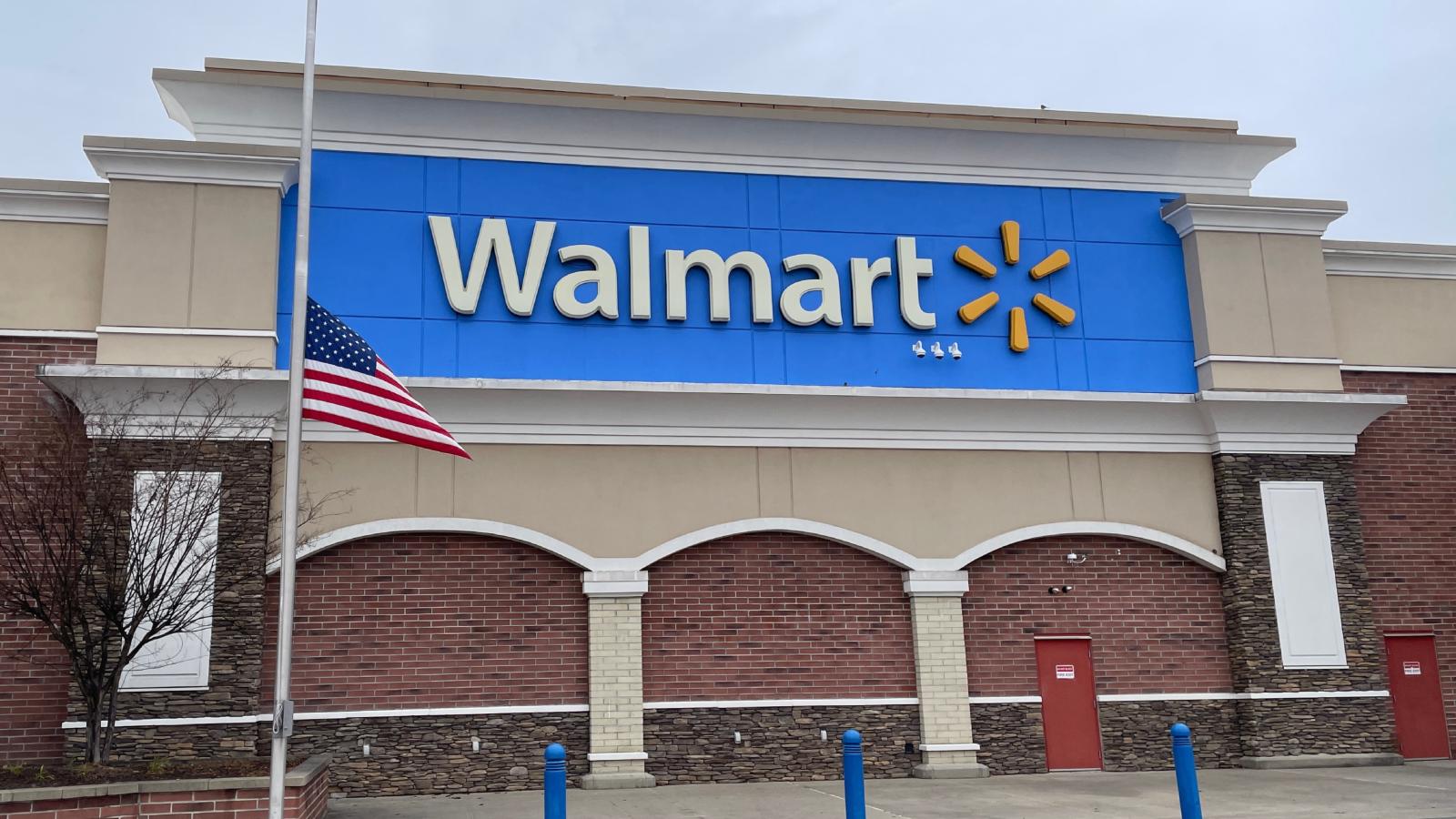 She Was Simply Shopping at Walmart When a Fellow Customer Confidently Mistook Her for an Employee—And Her Reaction to the Mix Up Has People Talking exterior of a walmart store