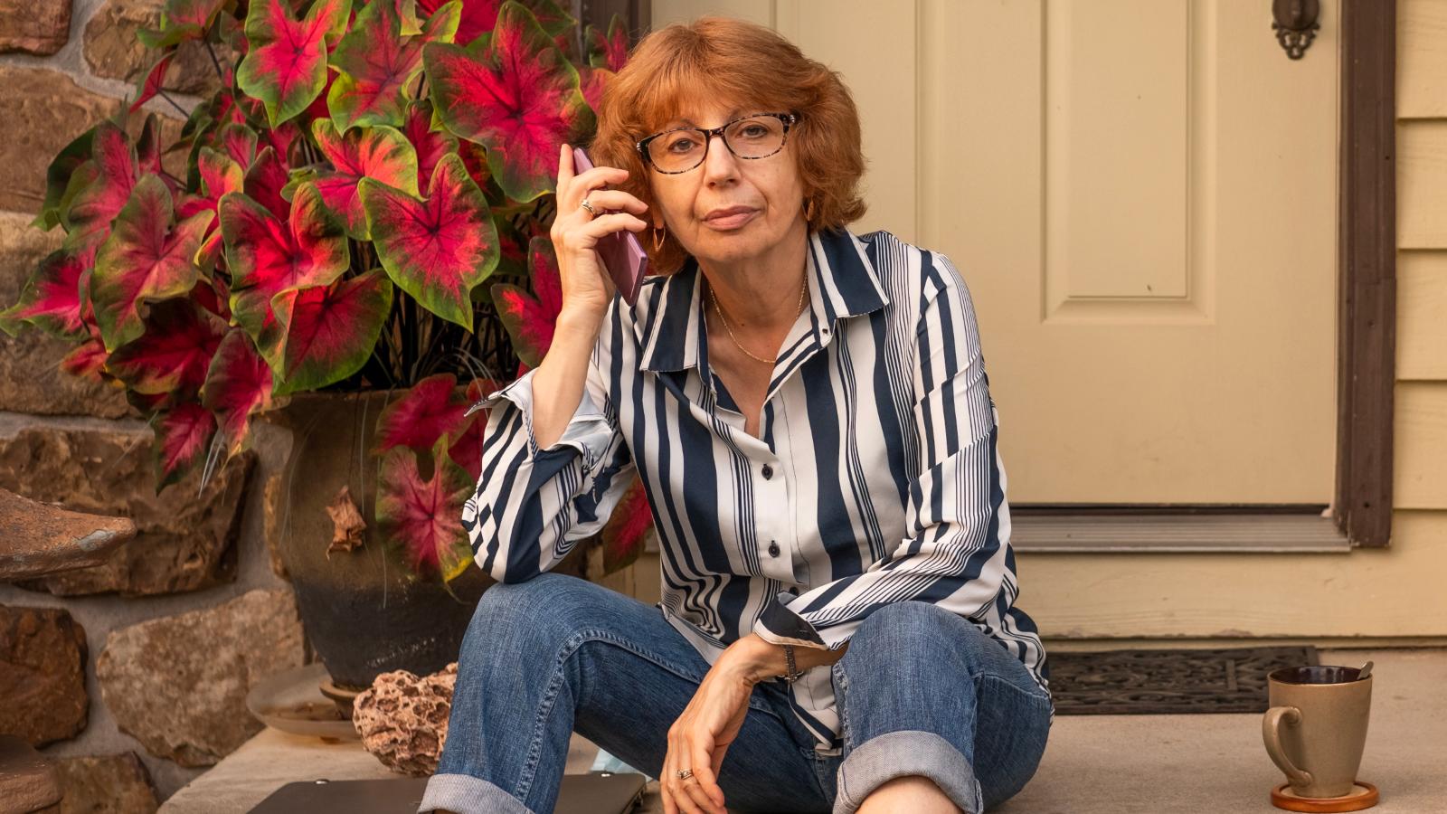 She Discovered Her Home Builder Was Ripping Her Off—So She Warned The Entire Neighborhood woman sitting on a porch