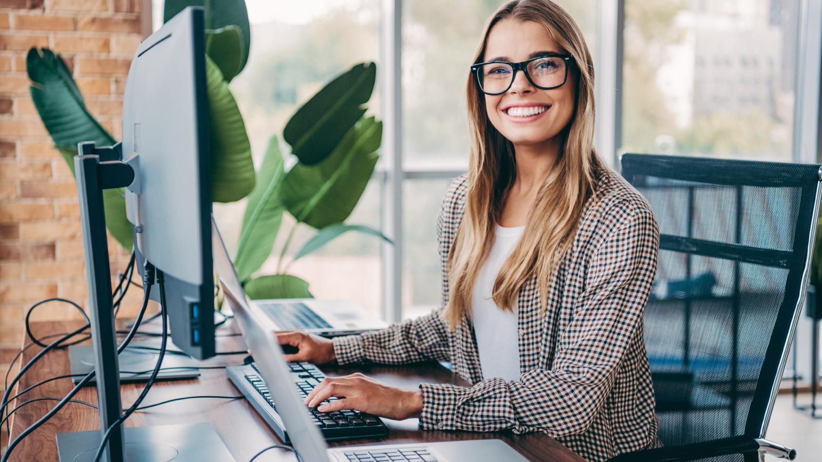 An IT Worker Was Ignored by a Software Company—Until She Put Them on Blast Online to Force a Response woman at her desk