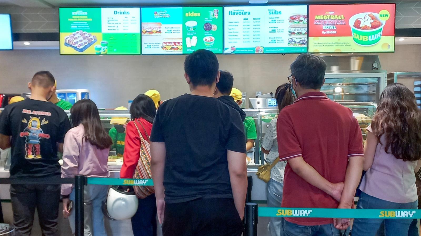 Construction Workers Had Blocked the Street With Their Van and Were Being Rude in Line — So He Took His Time and Made His Order as Long as Possible people in line at a sandwich shop