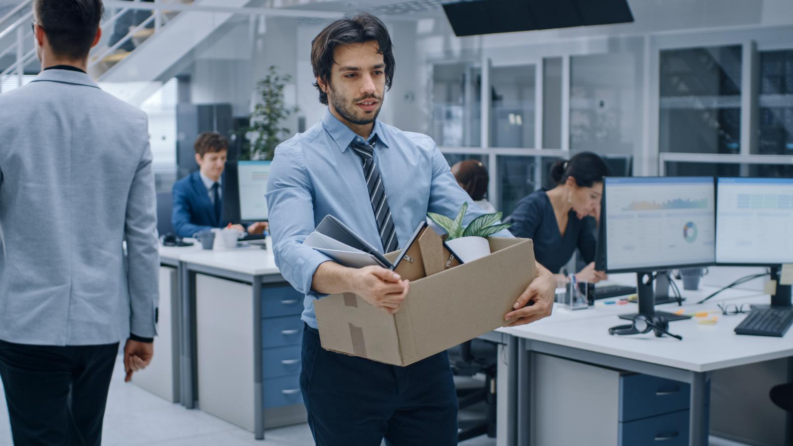 His Boss Was Toxic and Disrespectful—So He Finally Walked Out and Never Went Back man carrying a box in an office