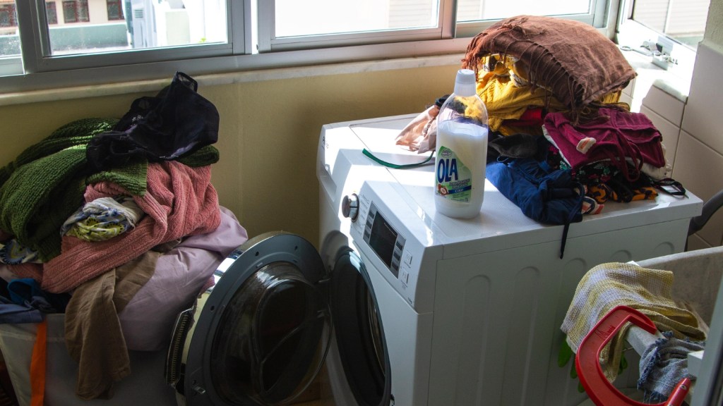 Another Guy Pulled His Wet Laundry Out Mid Cycle, So He Decided To Give Him The Same Treatment damp laundry on top of laundry machine