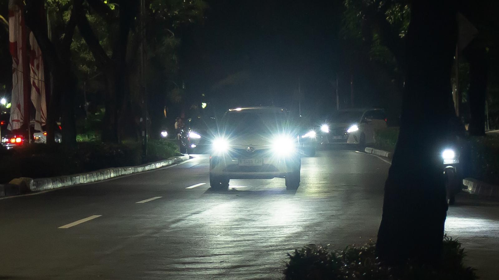 She Asked a Customer to Turn On Their Porch Light for Future Deliveries—He Reported Her to DoorDash, and Now Her Job Could Be on the Line car on a dark street