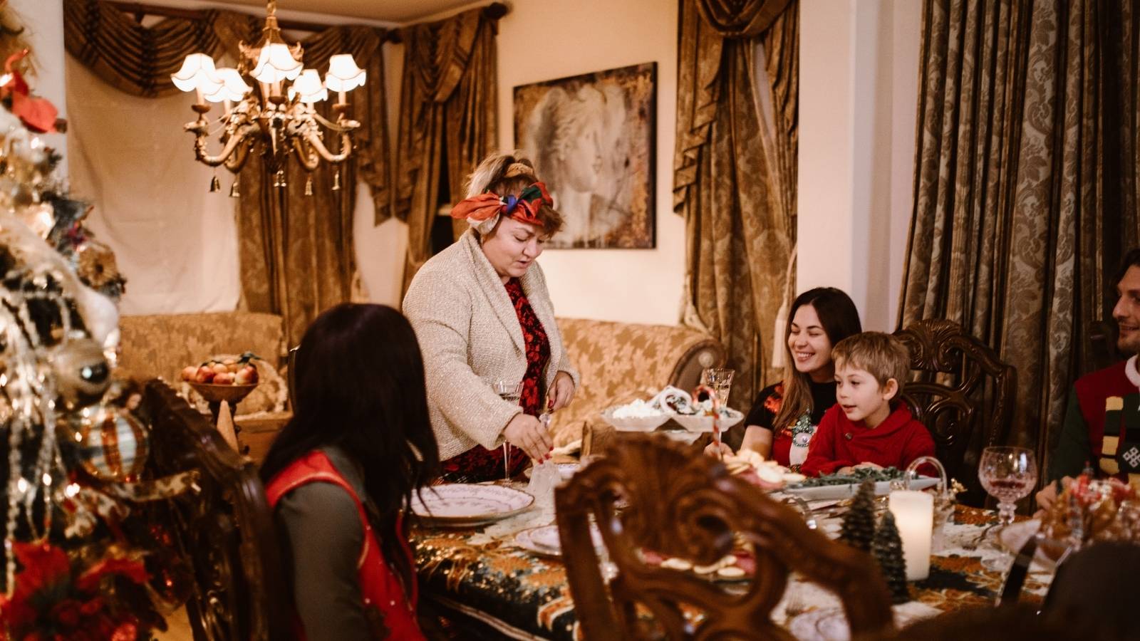 Her Brother Wanted Everyone at His Dream Mountain House for Christmas. She Wouldnt Give Up Her Own Traditions to Make It Happen—and Paid for It Socially family gathering at christmas time