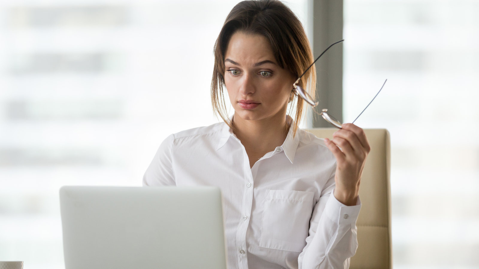 Insisting That Every Workplace Message Go Through Her Backfired On A Micromanaging Boss, Who Soon Found Herself Buried Under Hundreds Of Screenshots female boss looking dumbfounded at computer