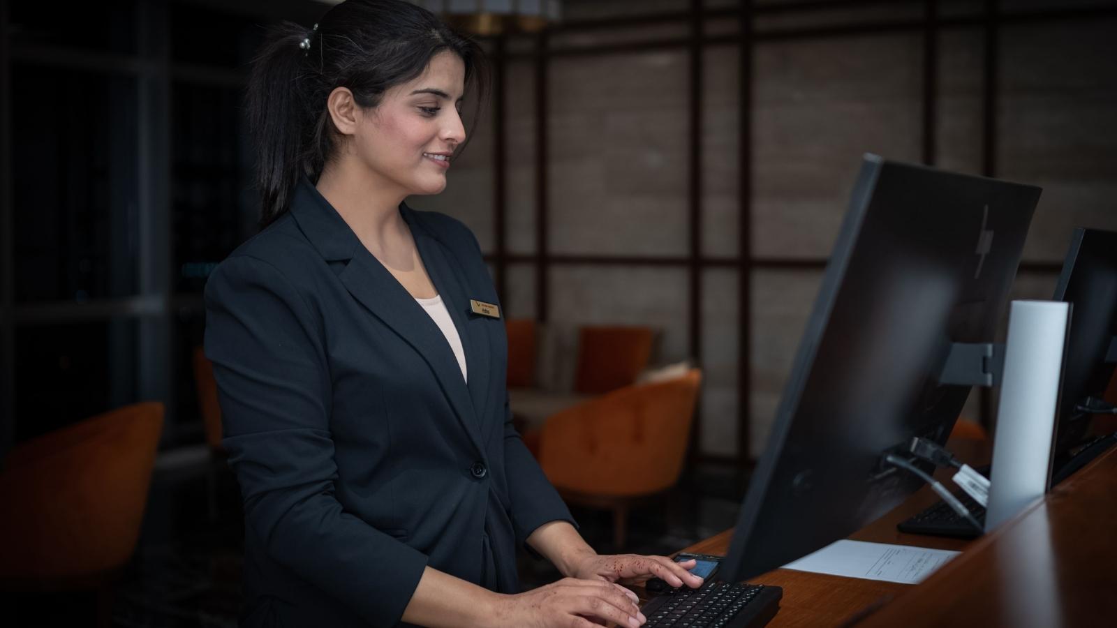 Incompetent Managers Turn Hotel Into Daily Disaster Zone—Prompting Front Desk Worker’s Quiet Exit female employee working at hotel front desk