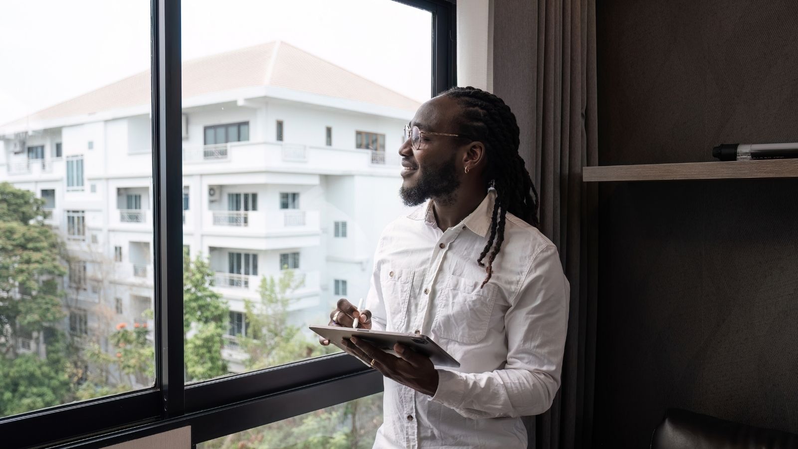 it tech smiling out the window