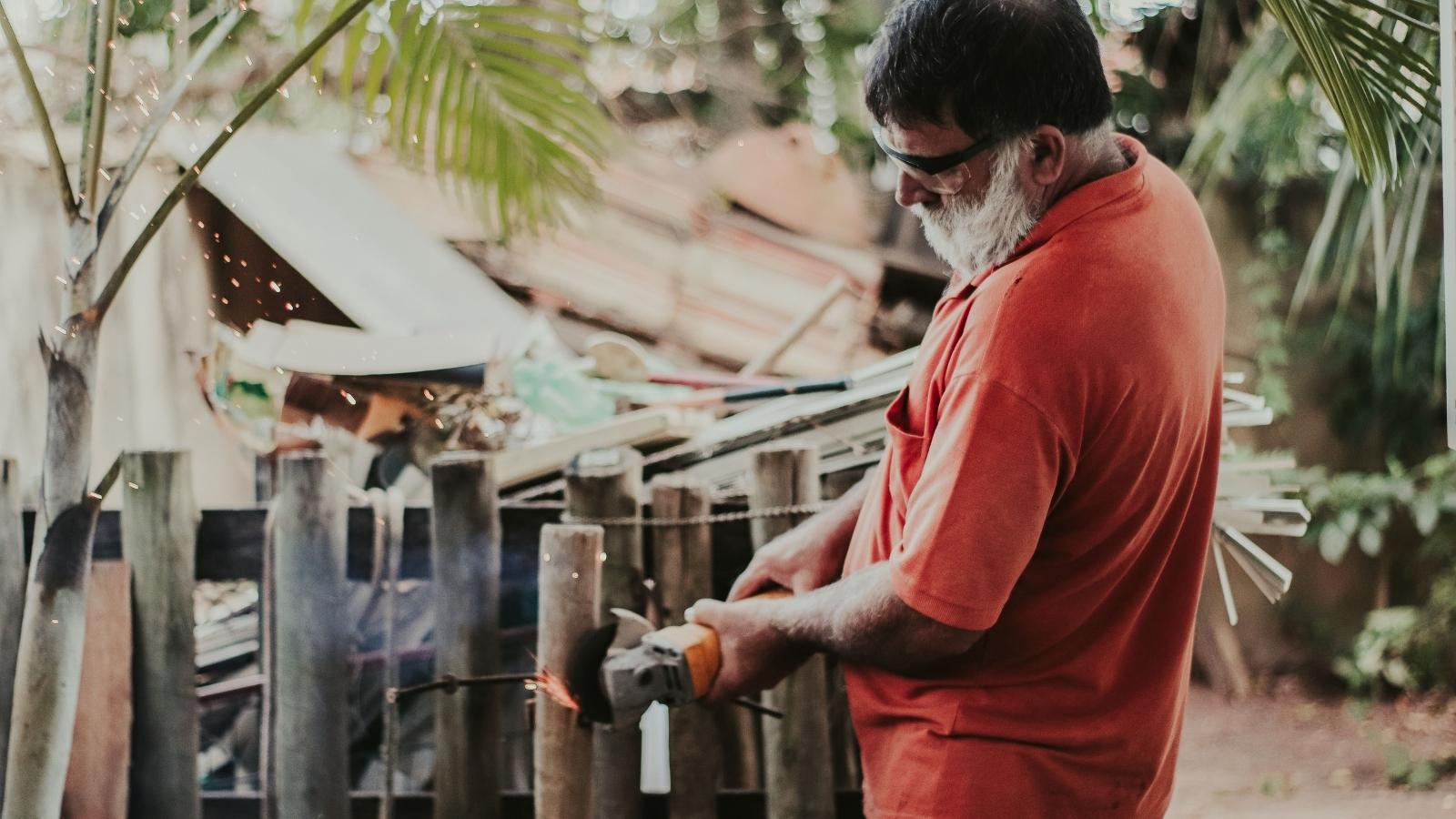 He Paid for the Entire Shared Fence—Then His Neighbors Started Trespassing and Treating Him Poorly man building a fence