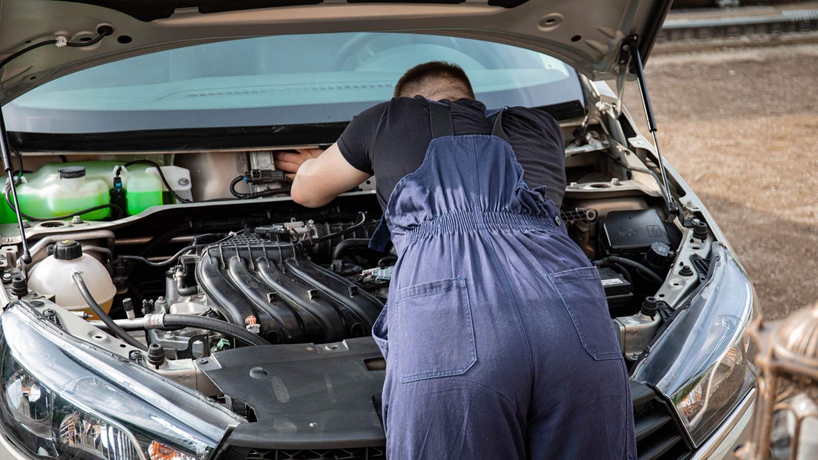 He Fixed His Coworker’s Jeep for Free—But She Ignored His Advice and Blamed Him for $1,500 in Damage man repairing a car