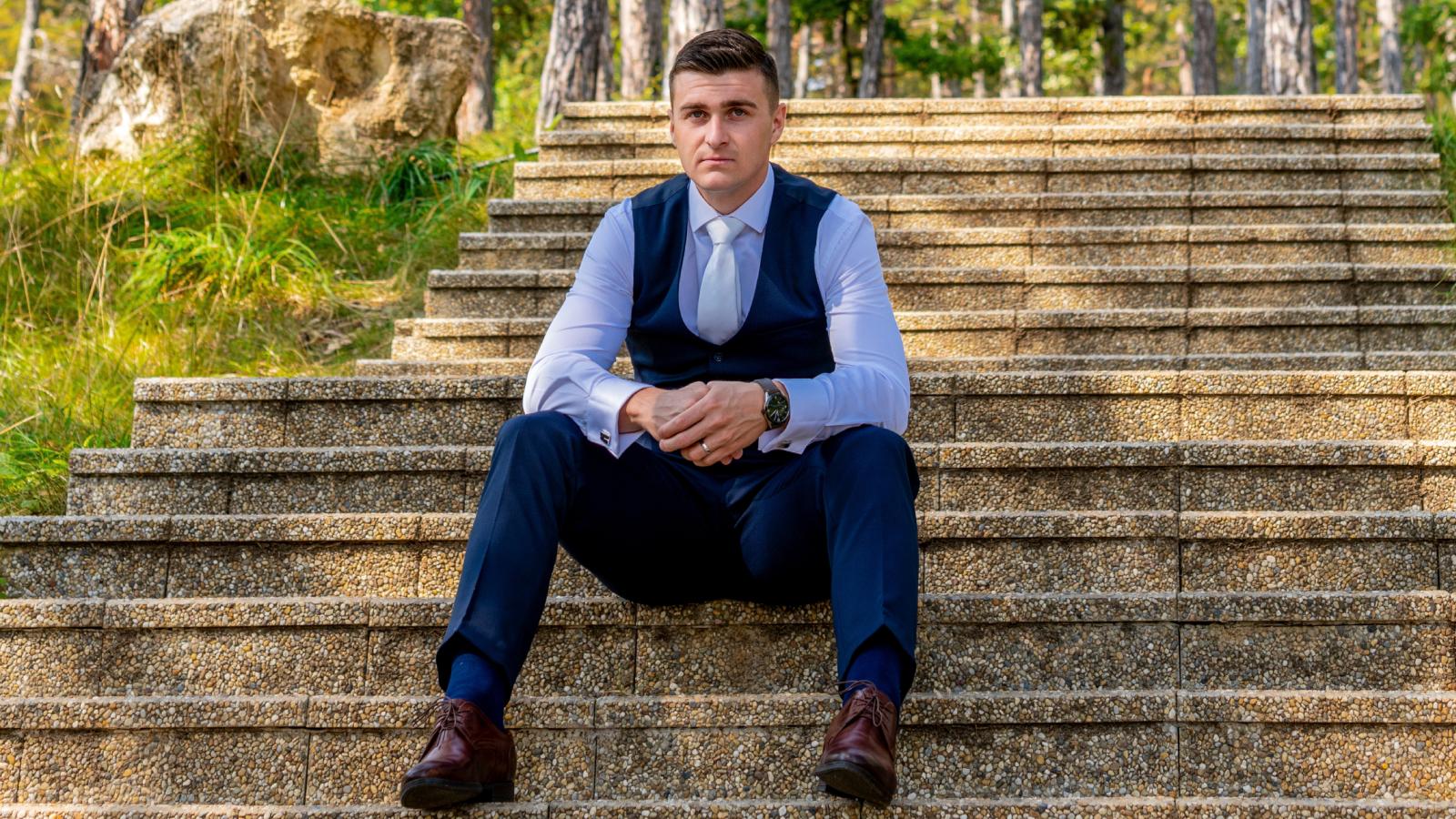 A Groomsman Was Expected To Help Clean Up After A Wedding Reception, But He Refused To Do It man sitting on steps outside