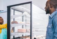 “I’m Out of Here!”: Customer Storms Out of Bakery After Wedding Cake Decorator Refuses Demand