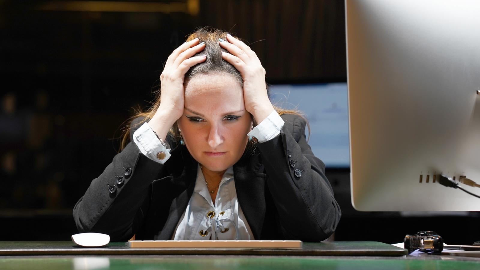 He Screamed at Her About the Hotels Cleanliness Until She Broke Down Crying at the Front Desk hotel front desk worker