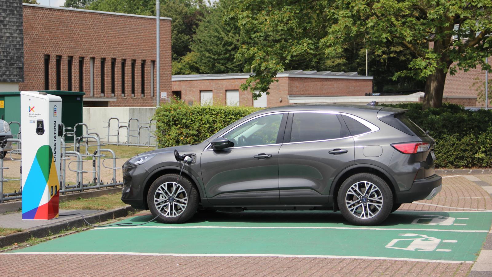 He Parked in a Charging Spot He Didnt Need — So Someone Called Him and Said His Car Was Being Towed car at a charging station