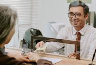 A Bank Teller Revealed What Her Bank Actually Required — She Had to Say Customers’ Names Three Times and “Celebrate” Their Small Wins