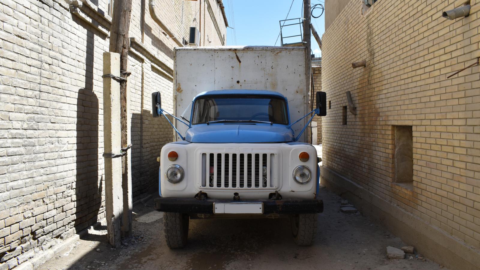 He Parked a Truck in the Alley by His Back Door Just to Move Into His New Apartment—And His Neighbors Reaction Left Him Wondering If Hed Actually Done Anything Wrong truck parked in an alley