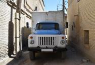 He Parked a Truck in the Alley by His Back Door Just to Move Into His New Apartment—And His Neighbor’s Reaction Left Him Wondering If He’d Actually Done Anything Wrong