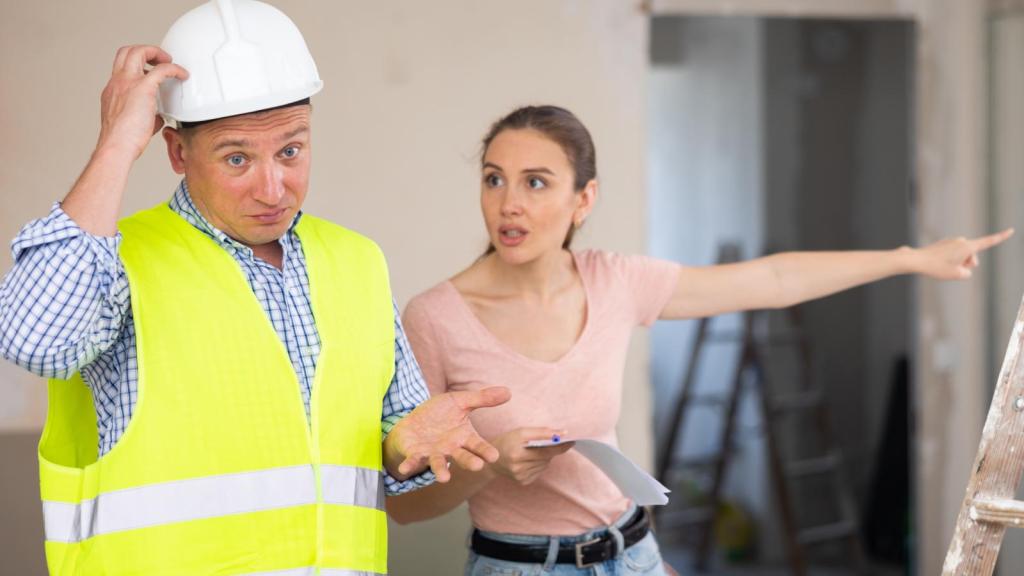 woman talking to a contractor