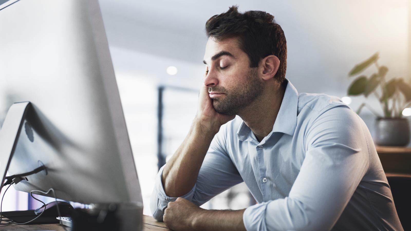 He Couldnt Wait to Start This New Job. Six Months Later, the Reality Has Completely Shattered That Excitement man sleeping at his desk