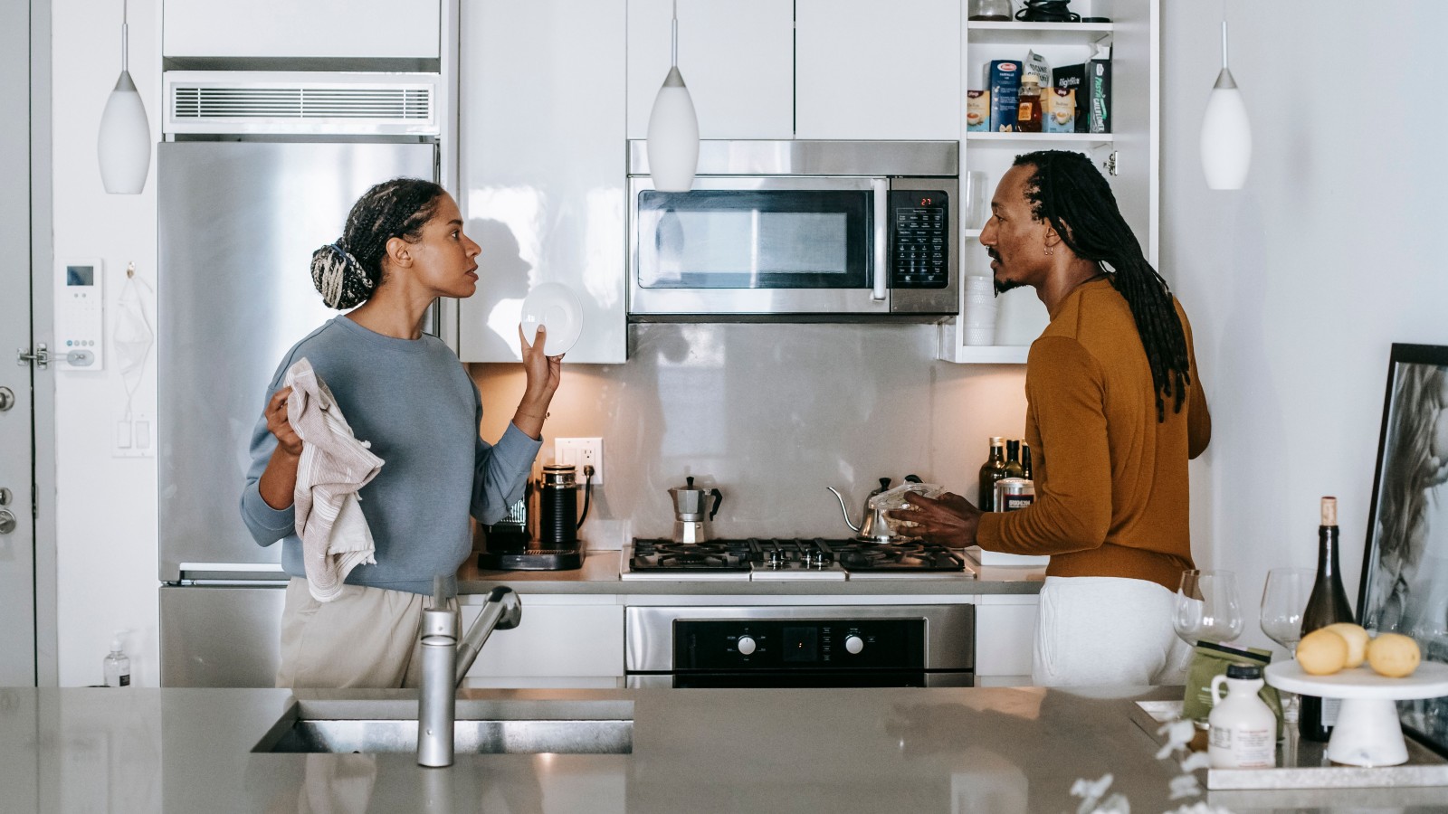 He Offered Her A Dream Deal When She Moved In, But After She Signed The Lease She Decided It Wasnt Good Enough a woman and a man looking at each other in a kitchen