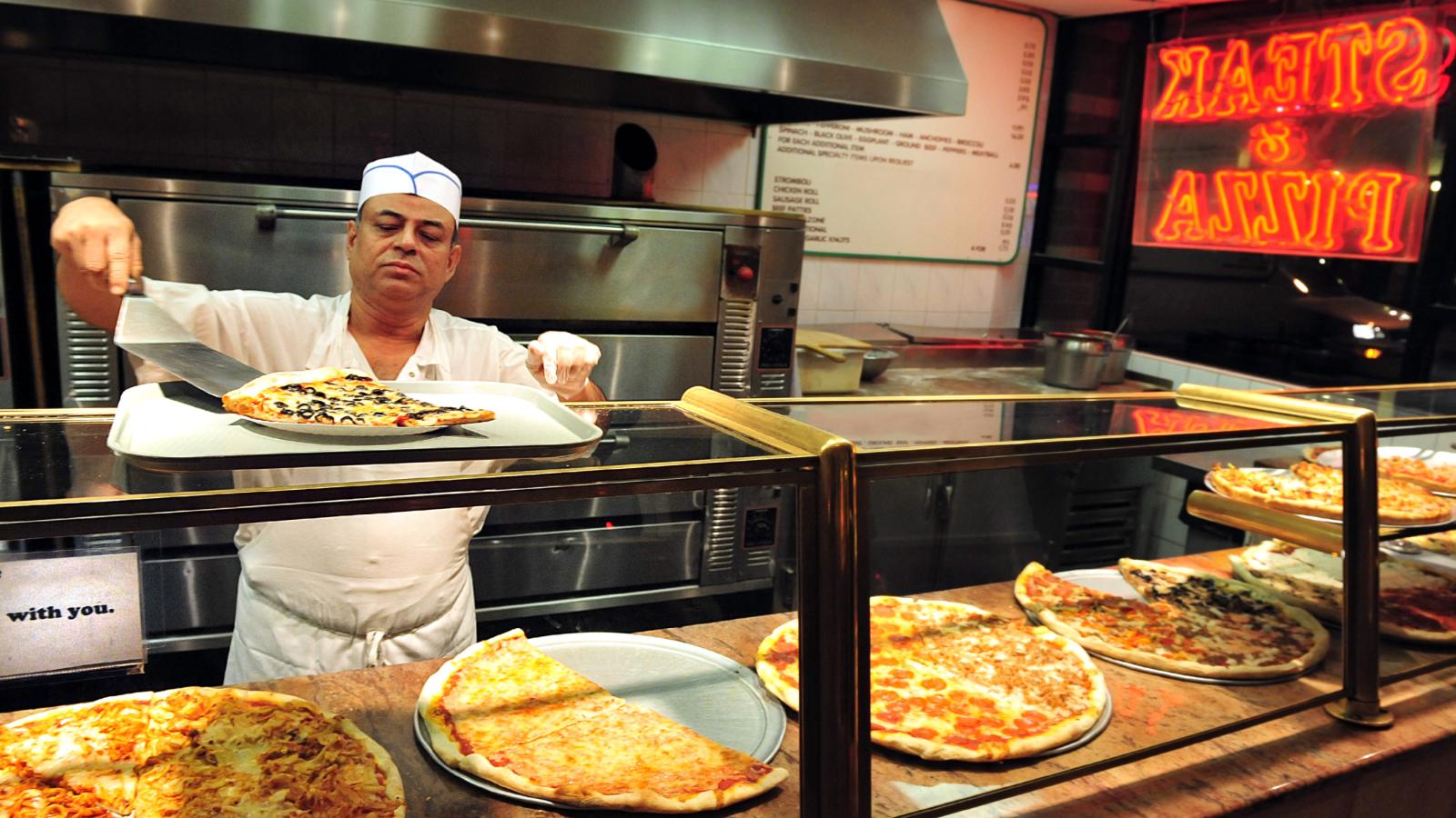 Rude Customer Yelled at a Waitress on Her First Day—Then the Restaurant Owner Stepped In and Kicked Him Out man in a pizza place