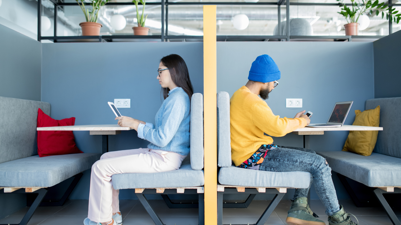He Found The Perfect Remote Work Spot In His Apartment Complex, But One Neighbor Keeps Hogging It shared work space packed