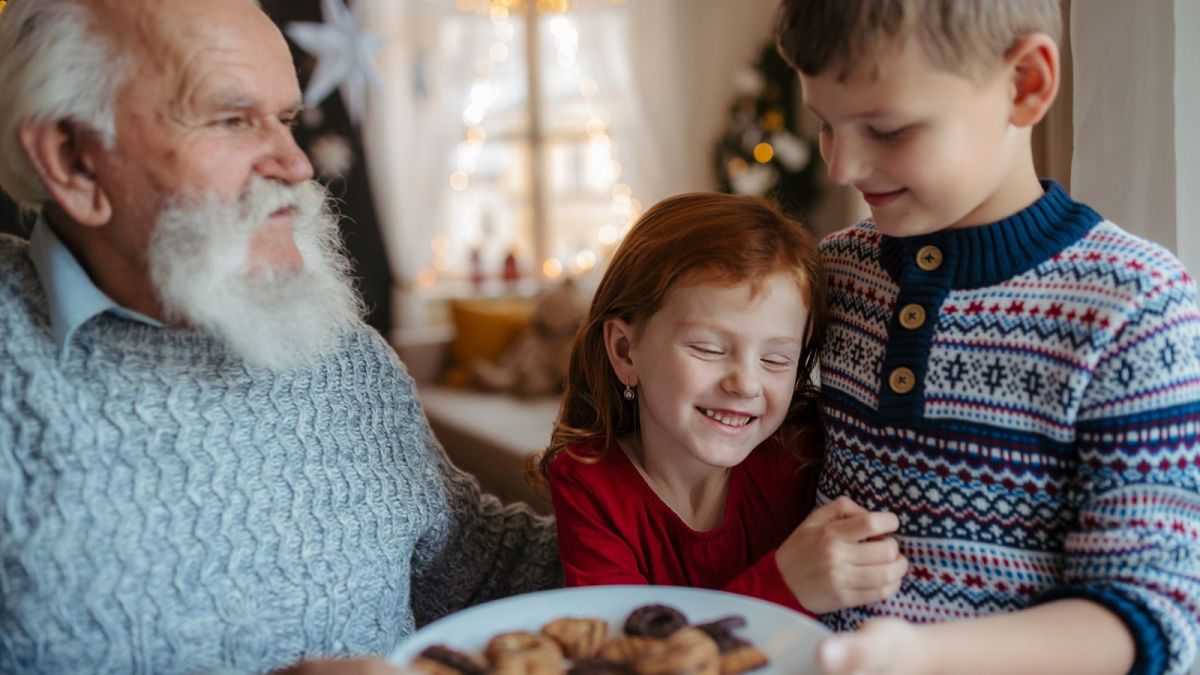 He Bought His Nephews Their Own Pastries—But His Girlfriend Insisted They Share uncle giving nephews pastries
