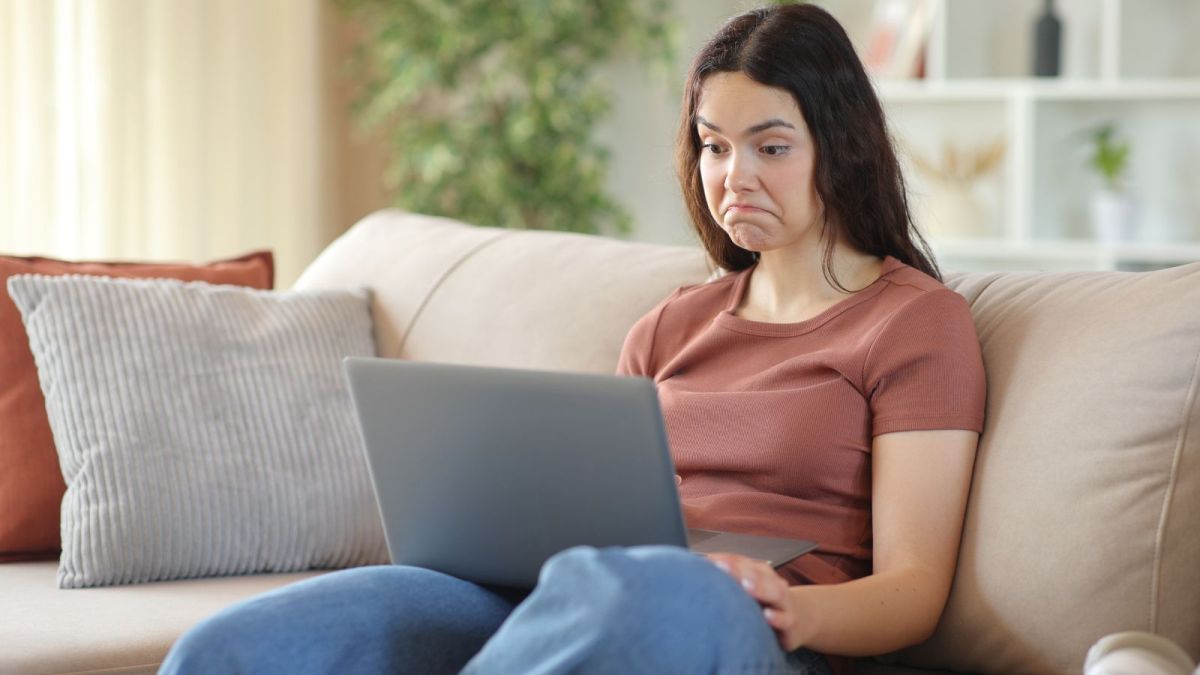 Stop Texting Me!: Employee Outraged After Brother’s Manager Harasses Her Over His Work Hours woman perplexed at computer