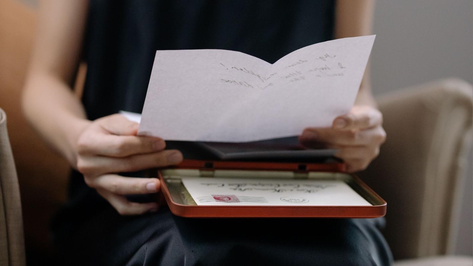 He Landed a Better Job the Same Day He Lied About Quitting His Former One—Then His Mom Found Out Through the Mail woman reading her mail