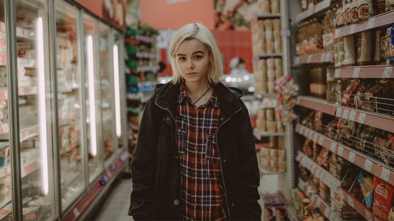 She Wasnt Even on the Clock—but an Entitled Stranger Screamed at Her for Refusing Free Service woman walking through convenience store
