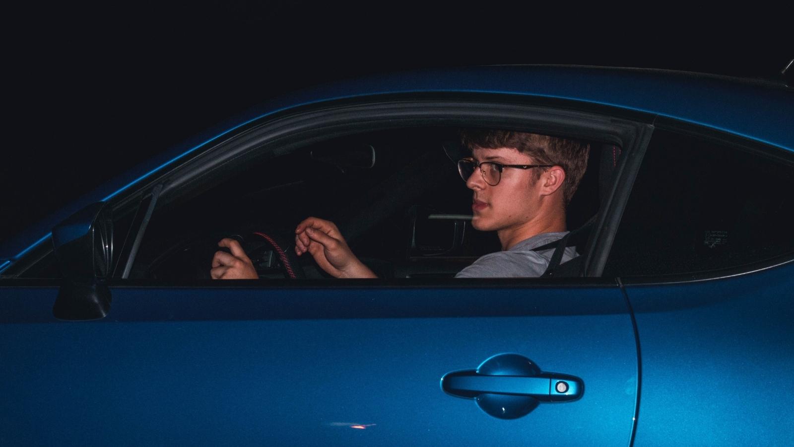 He Waited 25 Minutes for a Quick Ride Pickup—So He Drove Away and Left His Friend to Call an Uber young man driving blue car