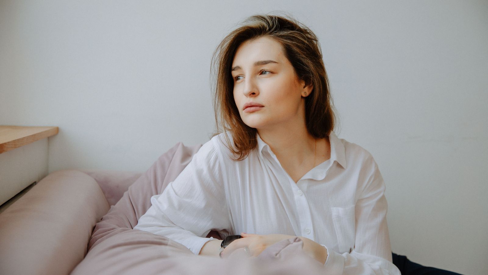 Her Wealthy Uncle Offered to Fund Her Entire Overseas Degree—Then Her Dad’s Silent Resentment Threatens to Fracture the Family Sad woman with short hair sitting on a couch