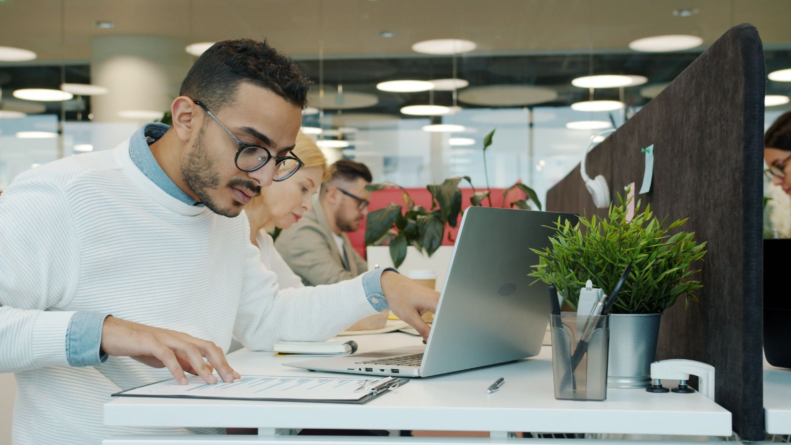 A New Employee Wore Meta Glasses to Work โ There Was No Policy Against Them, But the Office Asked Him to Switch Anyway Man working in an office