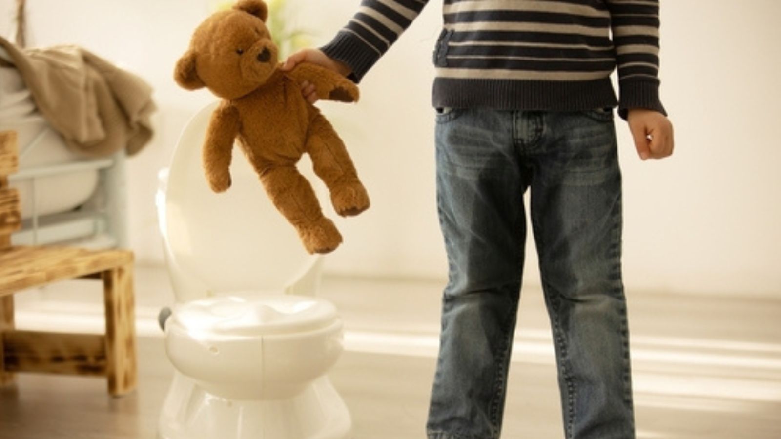 A Mom Asked to Use the Bathroom — When Told There Wasnt One, She Had Her Kid Pee on the Store Floor Instead Child had an accident
