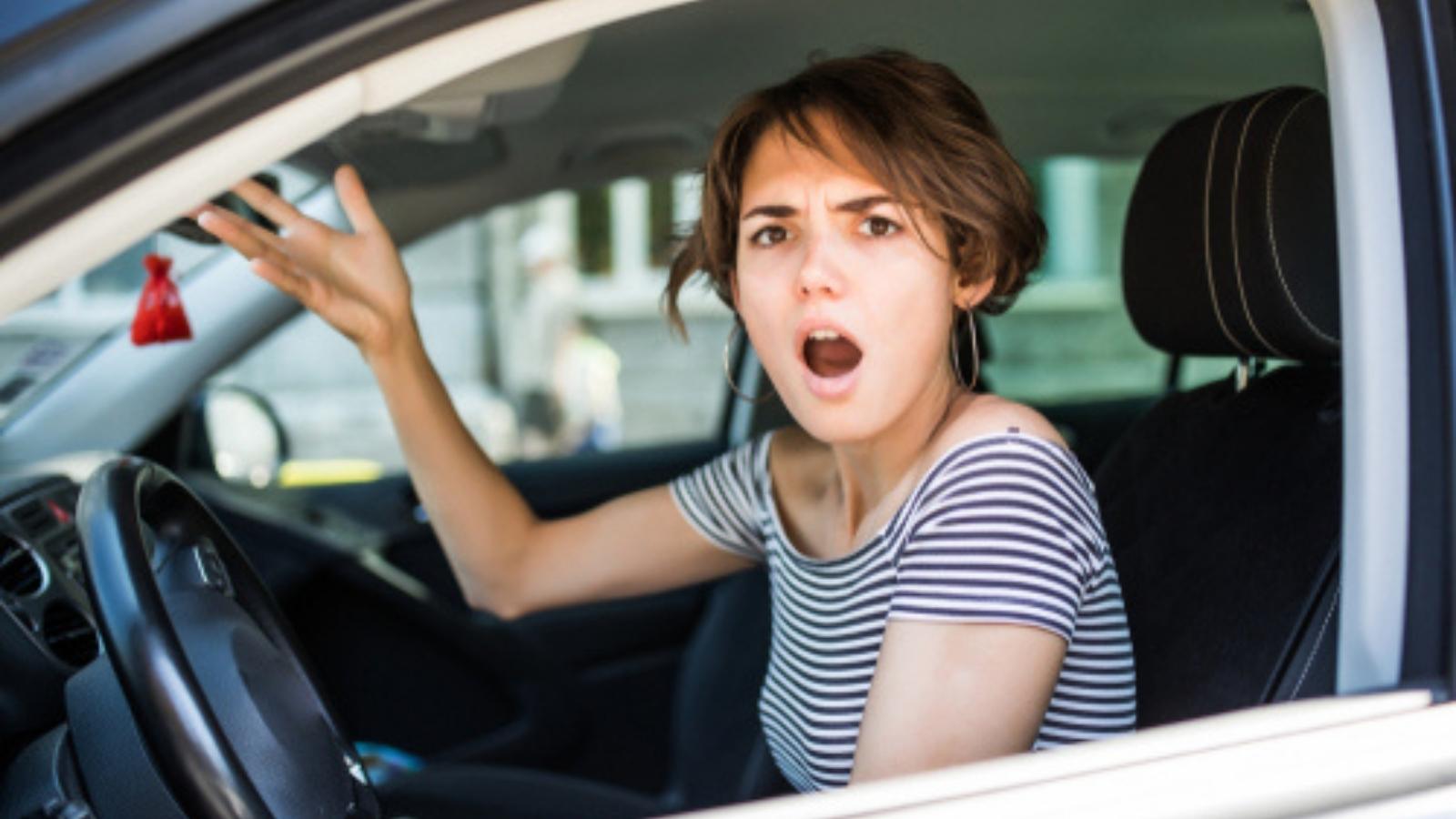 Angry Customer Demanded “A Ton Of Ranch” For His Salad, So The Manager Gave Him Hundreds Of Packets And He Ended Up Arrested Angry woman in drive through