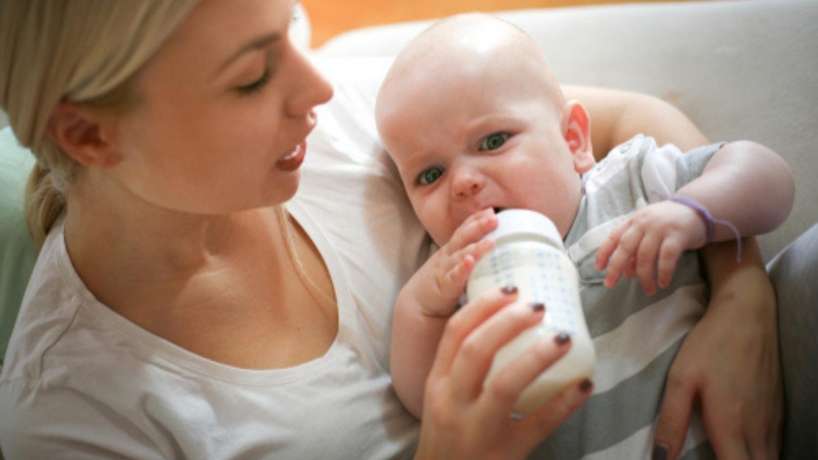 Her Mom Kept Trying To Help Her Daughter Sleep On Vacation, Even When It Wasnt Wanted, So She Sternly Told Her To Back Off — Now She Feels Guilty Mom feeding baby