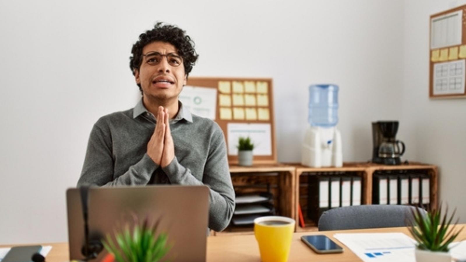 Man Quit Earlier In The Week, Then His Ex Manager Begged Him To Reconsider When He Returned For His Final Paycheck Manager begging employee