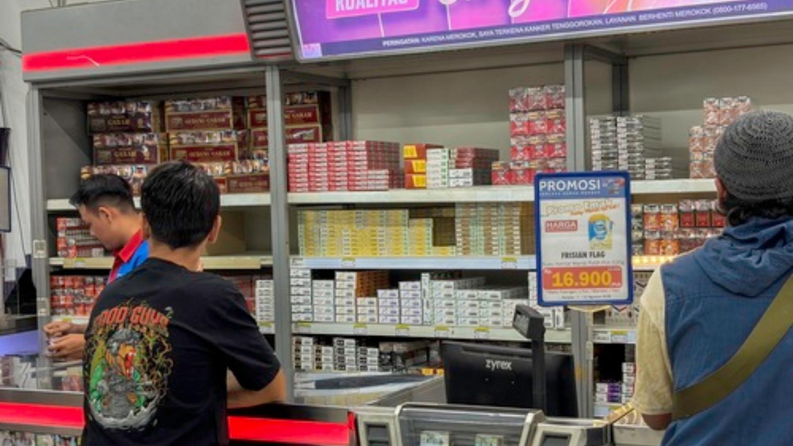 She Tried to Buy Cigarettes for Her Underage Teenagers—Then Her Own Kids Had to Explain Federal Age Laws to Her in the Checkout Line Guy buying cigarettes