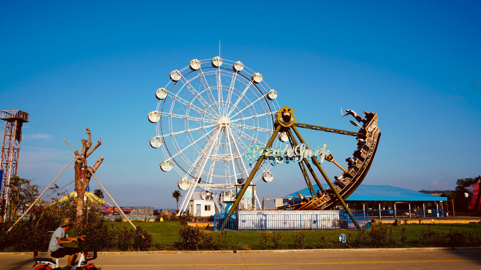 Theme Park Ride Operator Refused To Let A Family Ride Unsafely, Even After The Father Assaulted Him, But He Was Fired Anyway Attractions at a theme park