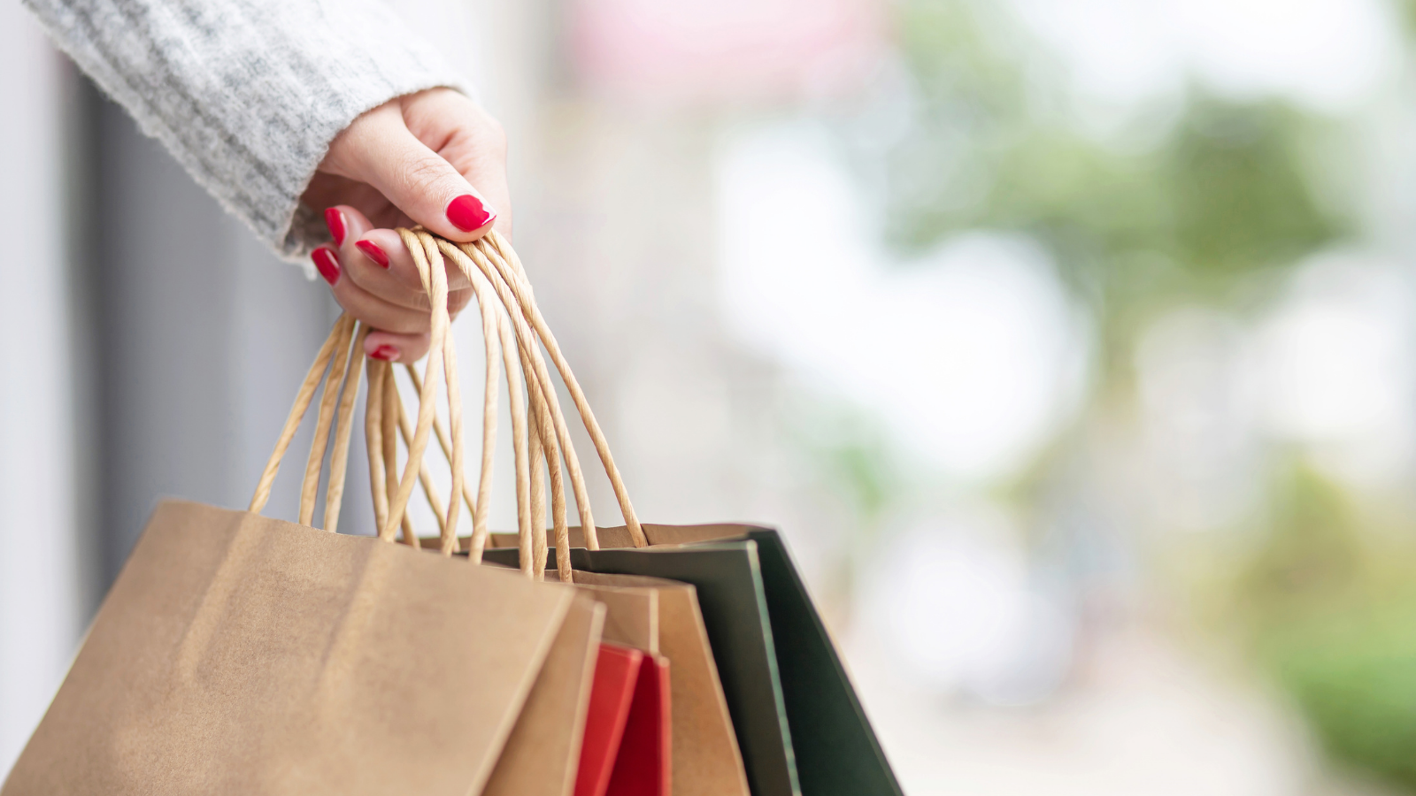 Their Mom Expected Them to Spend $600 of Their Own Money and Cancel Their Weekend to Babysit Their Sister—So They Set a Firm Boundary A woman holding shopping bags