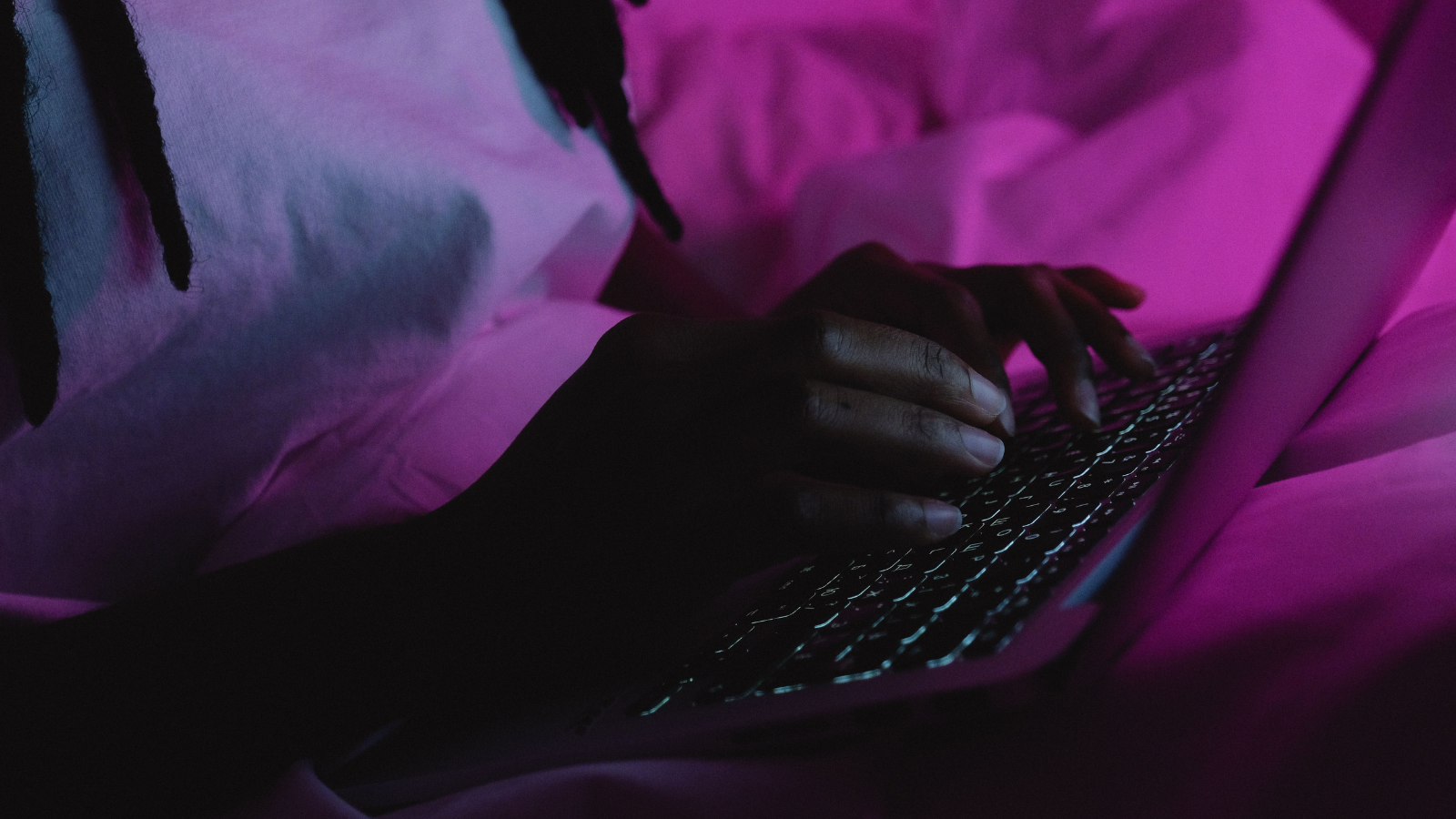 He Was Honest About His 2:00 AM Gaming Stream Schedule—Then His Roommate Demanded a Complete Nighttime Blackout Someone using their laptop at night