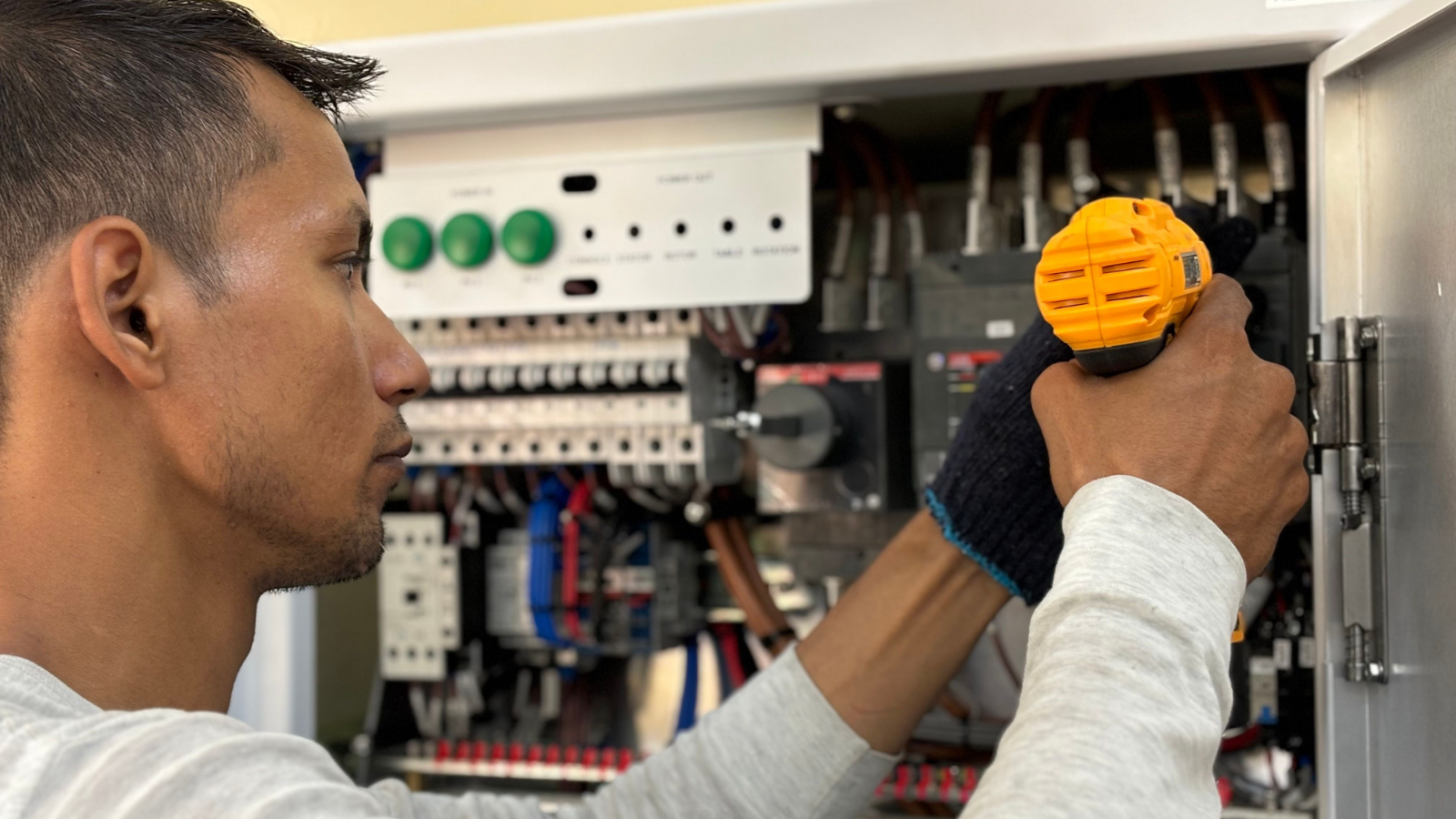 Divorced Dad Kept Helping His Kids Stepfather Despite The Insults, But Now Hes Refusing To Do It For Free An electrician at work