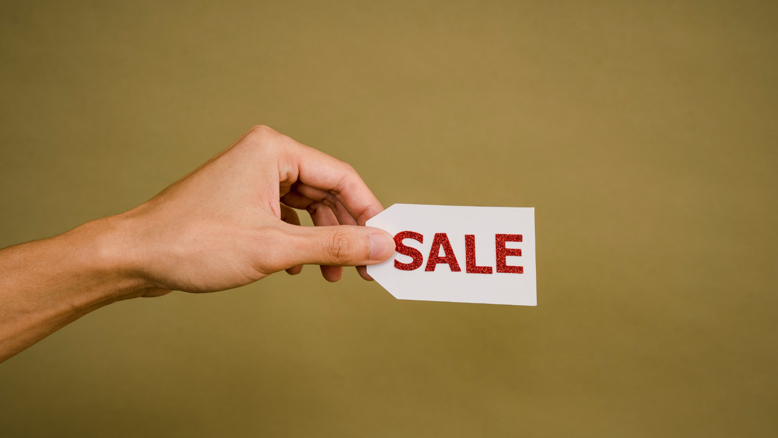 Shopper Thought Shed Found A Great Deal On Toys, But A Retail Worker Had To Explain Why Her Coupon Wasnt Valid A person holding a tag that says 'SALE'