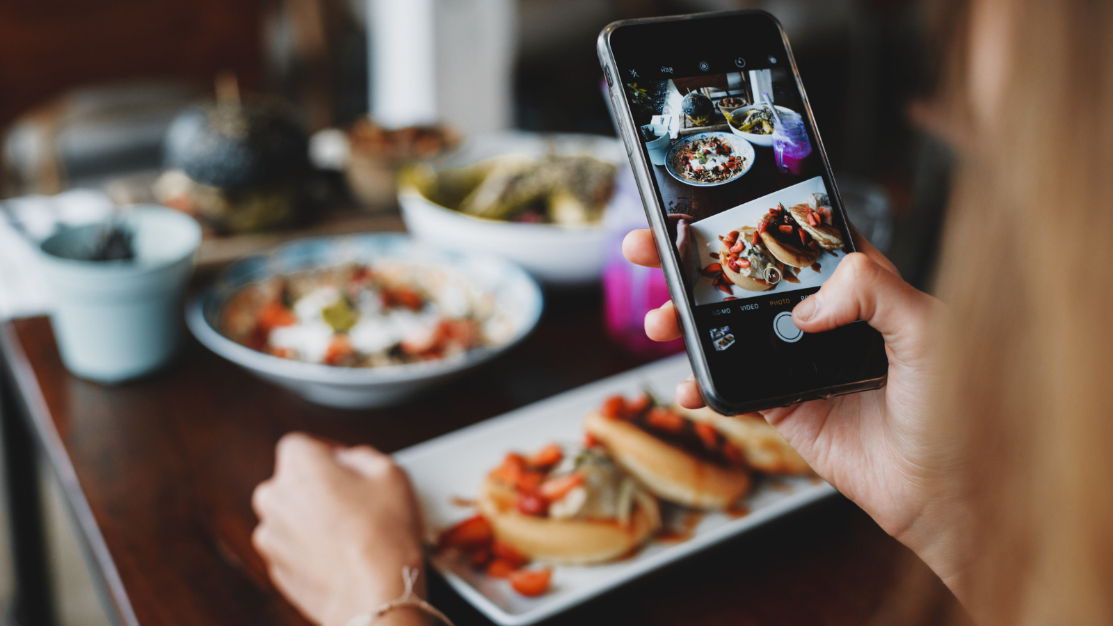 She Was Excited to Photograph Her Beautifully Plated Meal — Then Her Friend Ruined the Moment Taking a photo of food