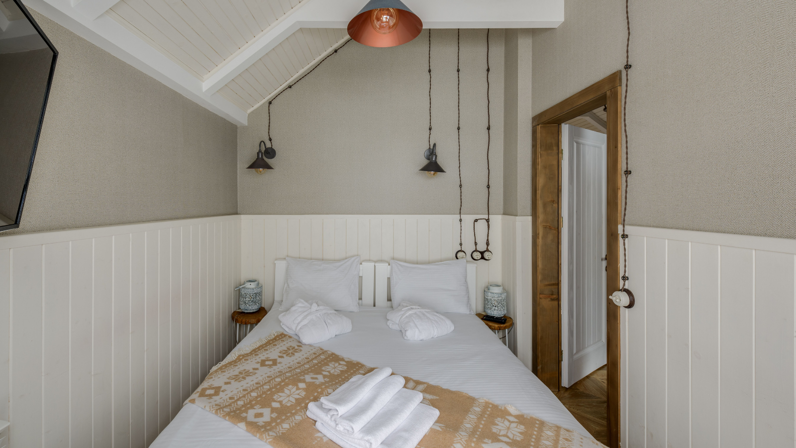 She Demanded Her Roommate Downgrade to a Tiny Box Room so Her Sister Could Move In—So Her Roommate Flatly Refused to Vacate Her Leased Space A tiny bedroom