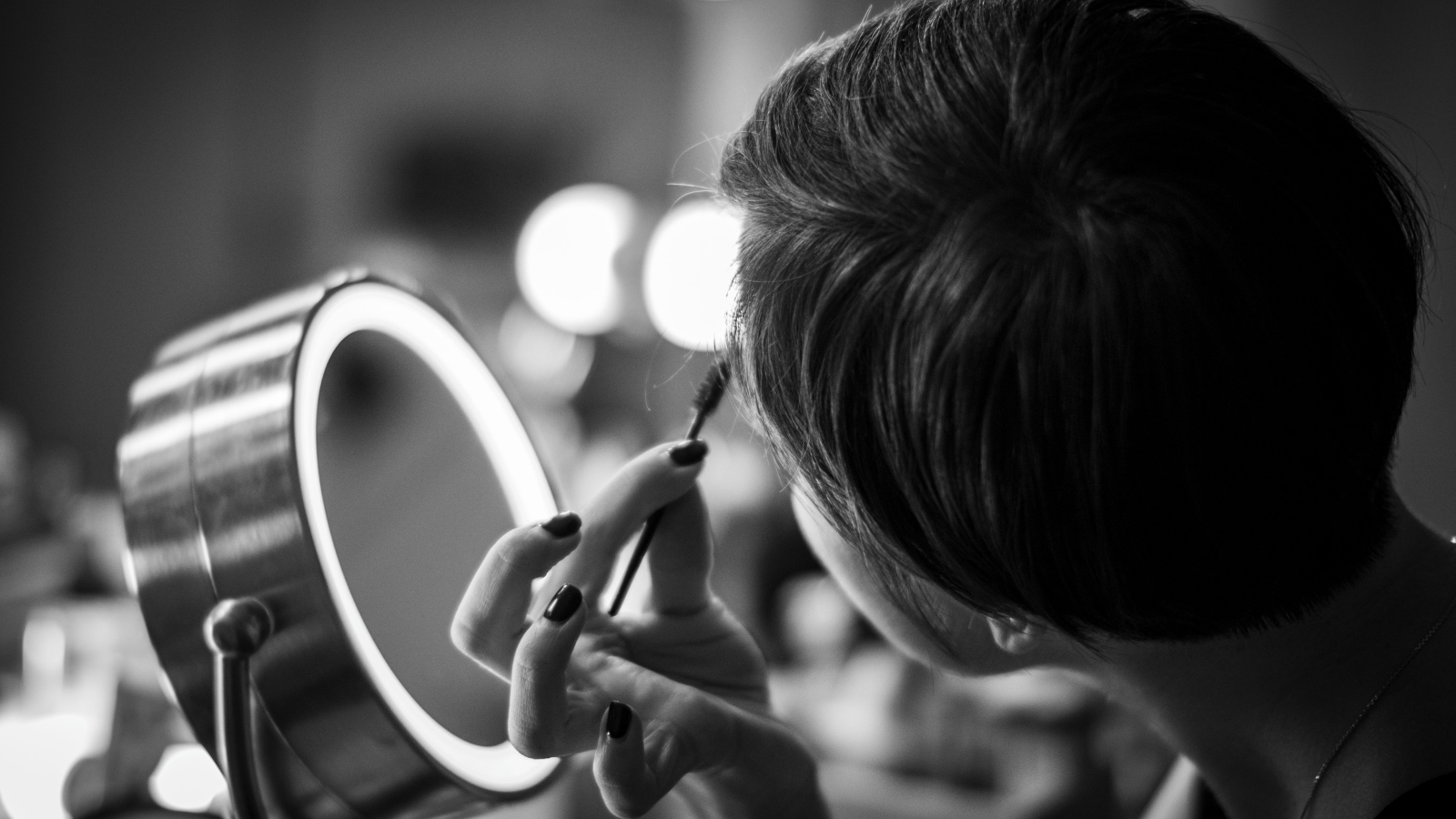 She Admires Her Roommate’s Energy and Humor—Then Refused to Give a Fake Compliment During a Fishing Session A woman applying make up in a mirror
