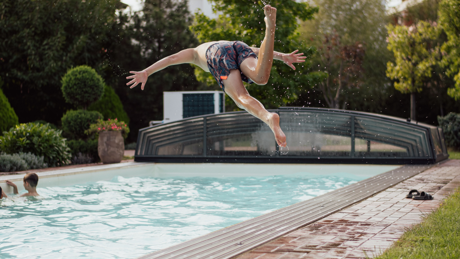 He Hosted 14 Impromptu Pool Parties All Summer—Then Received an Angry Call for Asking for a 2 Hour Heads Up Kids playing in a backyard pool
