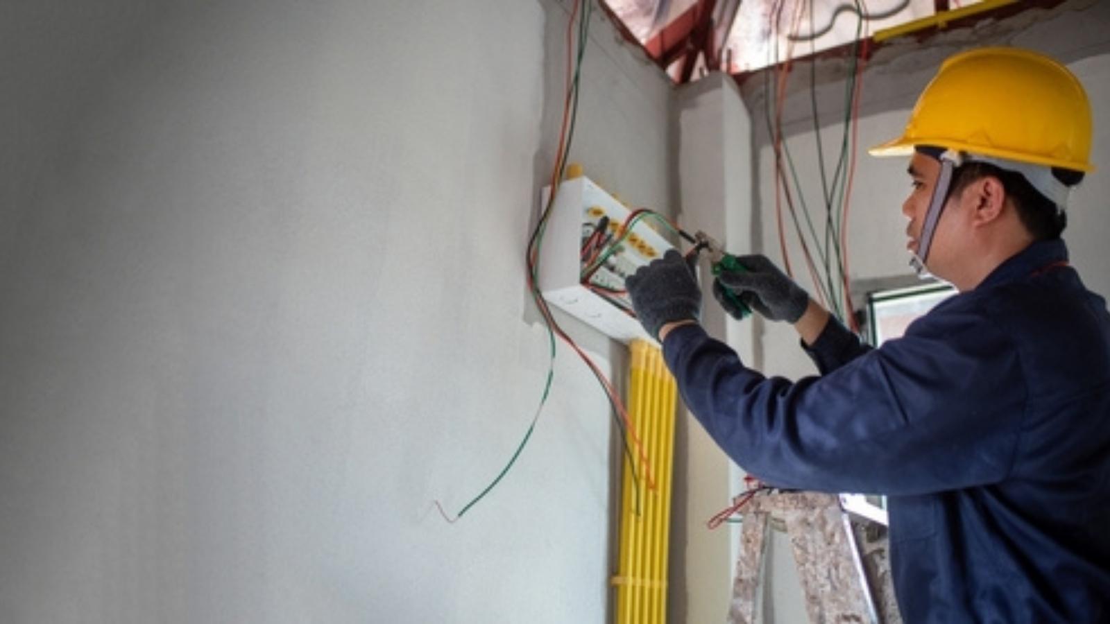 Man Was Asked To Fix A School PA System That Kept Making Noise, But He Eventually Cut The Cables And Cost The School $14,000 Man cutting cables