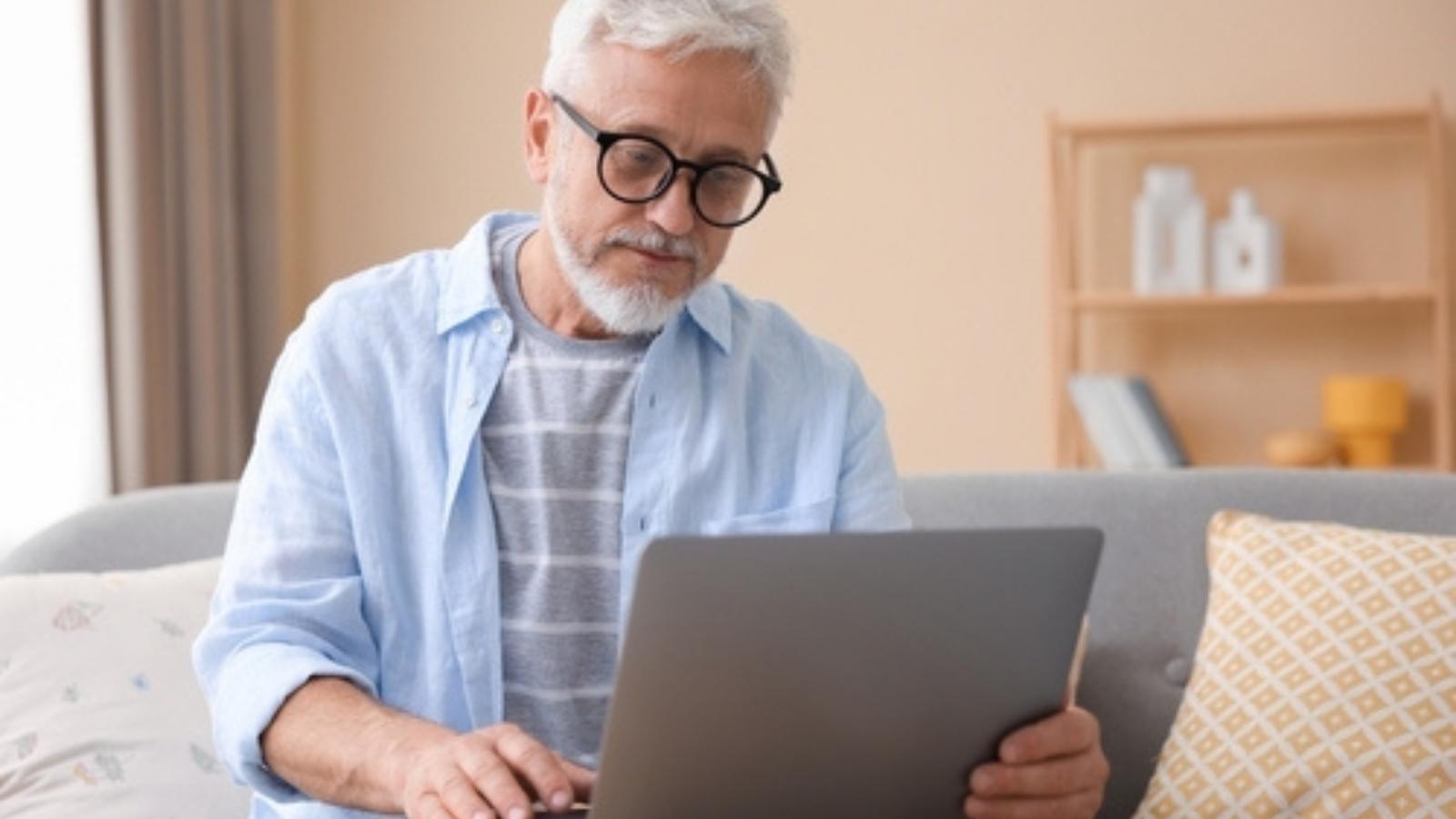 He Kept Trying to Walk His Grandpa Through a Laptop Fix—Then Grandpa Reminded Him They Had TeamViewer Older man at a computer