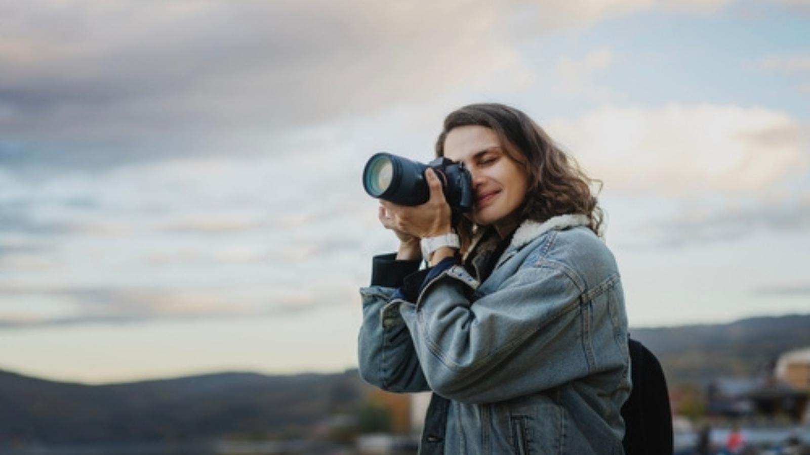 A Friend Demanded Rush Edits for Free Prom Photos—So the Photographer Left a Hidden Revenge Surprise in Every Frame Woman photographer